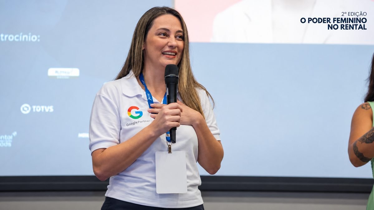 Aline Cecci palestrando no evento O Poder Feminino no Rental